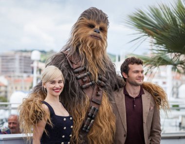 Cannes, Fransa - 15 Mayıs 2018: Emilia Clarke, Chewbacca ve Alden Ehrenreich katılmak için photocall ' Solo: A Star Wars hikayesi ' 71 yıllık Cannes Film Festivali sırasında