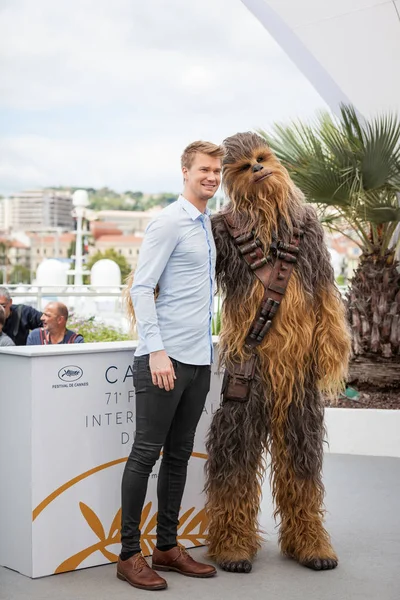 Cannes Francia Mayo 2018 Joonas Suotamo Chewbacca Asisten Solo Una — Foto de Stock