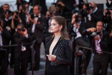 Cannes, Fransa - 16 Mayıs 2018: Model Barbara Palvin 'Yakıcı' tarama sırasında 71 yıllık Cannes Film Festivali Palais katılır