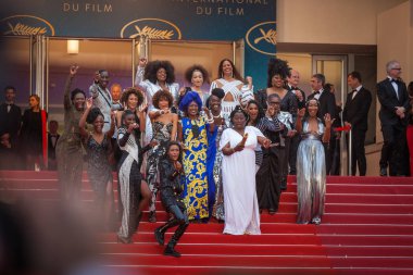 Cannes, Fransa - 16 Mayıs 2018: Yazarlar Kitap 'Noire N'est Pas Mon Mtier' (siyah olduğunu benim işim değil) merdivenlerde jüri üyesi Khadja Nin 'Yakıcı' tarama 71 yıllık Cannes Film Festivali sırasında at ile poz