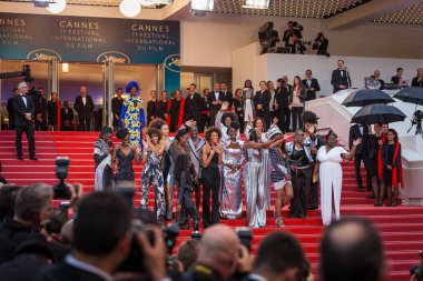 Cannes, Fransa - 16 Mayıs 2018: Yazarlar Kitap 'Noire N'est Pas Mon Mtier' (siyah olduğunu benim işim değil) merdivenlerde jüri üyesi Khadja Nin 'Yakıcı' tarama 71 yıllık Cannes Film Festivali sırasında at ile poz