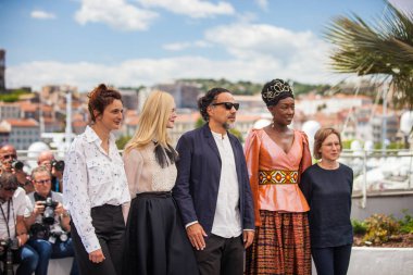 Cannes, Fransa - 14 Mayıs 2019: Alice Rohrwacher, Elle Fanning, Alejandro Gonzalez Inarritu, Maimouna N'Diaye ve Kelly Reichardt 72.