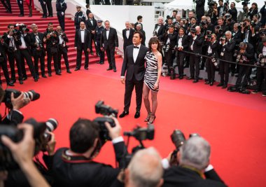 Cannes, Fransa - 14 Mayıs 2019: Charlotte Gainsborough ve Javier Bardem 72.