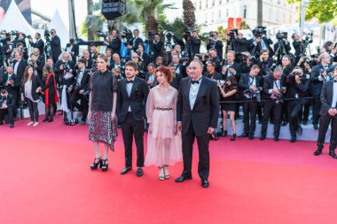 Cannes, Fransa - 16 Mayıs 2019: Yapımcı Alexandr Rodnyansky, aktris Vasilisa Perelygina, film yönetmeni Kantemir Balagov ve aktris Viktoria Miroshnichenko 72.