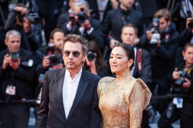 Cannes, Fransa - 17 Mayıs 2019: Jean-Michel Jarre ve Gong Li, 72.