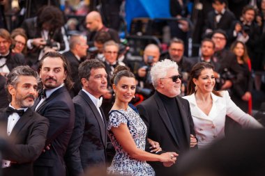 Cannes, Fransa - 17 Mayıs 2019: Leonardo Sbaraglia, Asier Etxeandia, Antonio Banderas, Penelope Cruz, Yönetmen Pedro Almodovar ve Nora Navas 72.