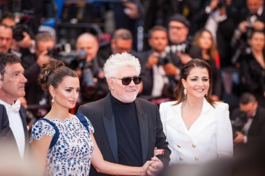 Cannes, Fransa - 17 Mayıs 2019: Leonardo Sbaraglia, Asier Etxeandia, Antonio Banderas, Penelope Cruz, Yönetmen Pedro Almodovar ve Nora Navas 72.