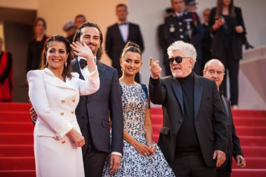 Cannes, Fransa - 17 Mayıs 2019: Nora Navas, Asier Etxeandia, Penelope Cruz, Yönetmen Pedro Almodovar 72.