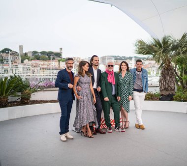 Cannes, Fransa - 18 Mayıs 2019: Leonardo Sbaraglia, Asier Etxeandia, Penelope Cruz, Yönetmen Pedro Almodovar, Antonio Banderas ve Nora Navas 72.