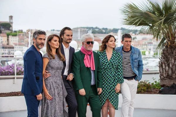 Cannes, Fransa - 18 Mayıs 2019: Leonardo Sbaraglia, Asier Etxeandia, Penelope Cruz, Yönetmen Pedro Almodovar, Antonio Banderas ve Nora Navas 72.