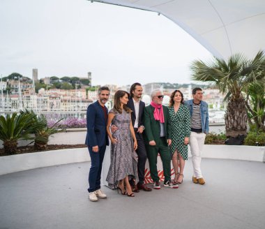 Cannes, Fransa - 18 Mayıs 2019: Leonardo Sbaraglia, Asier Etxeandia, Penelope Cruz, Yönetmen Pedro Almodovar, Antonio Banderas ve Nora Navas 72.