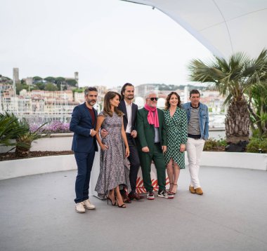Cannes, Fransa - 18 Mayıs 2019: Leonardo Sbaraglia, Asier Etxeandia, Penelope Cruz, Yönetmen Pedro Almodovar, Antonio Banderas ve Nora Navas 72.