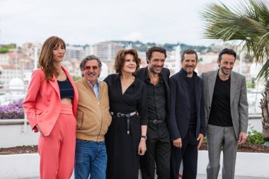 Cannes, Fransa - 21 Mayıs 2019: Doria Tillier, Daniel Auteuil, Fanny Ardant, Nicolas Bedos, Guillaume Canet ve Michael Cohen 72.