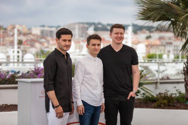 Cannes, Fransa - 23 Mayıs 2019: Akhtem Seitablayev, Remzi Bilyalov ve yönetmen Neriman Aliev 72.