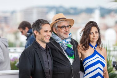 Cannes, Fransa - 24 Mayıs 2019: Gael Garca Bernal, Yönetmen Elia Süleyman ve Yasmine Hamdan 72.