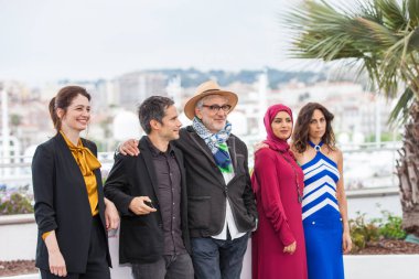 Cannes, Fransa - 24 Mayıs 2019: Hanaa Issa, Gael Garcia Bernal, Elia Süleyman, Fatma Hassan Al Remaihi ve Yasmine Hamdan, her yıl düzenlenen 72.