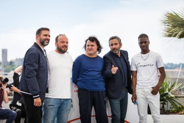 Cannes, Fransa - 25 Mayıs 2019: Benjamin Lesieur, ric Toledano, Olivier Nakache, Alban Ivanov ve Bryan Mialoundama 72.