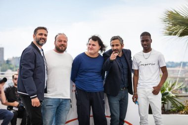 Cannes, Fransa - 25 Mayıs 2019: Benjamin Lesieur, ric Toledano, Olivier Nakache, Alban Ivanov ve Bryan Mialoundama 72.