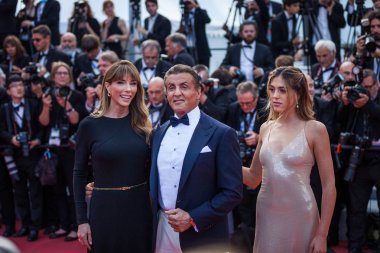 Cannes, Fransa - 25 Mayıs 2019: Jennifer Flavin, Sylvester Stallone ve Sistine Rose Stallone 72.