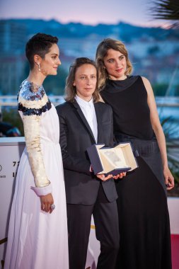 Cannes, Fransa - 25 Mayıs 2019: Fransız yönetmen ve senarist Celine Sciamma, Fransız aktris Noemie Merlant ve Fransız aktris Adele Haenel ile yaptığı fotoğraf çekiminde 