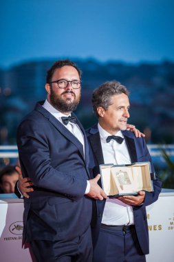 Cannes, Fransa - 25 Mayıs 2019: Juliano Dornelles ve Kleber Mendona Filho, 
