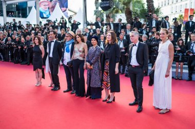 Cannes, Fransa - 25 Mayıs 2019: Hanaa Issa, Fatma Hassan Al Remaihi, Yasmine Hamdan, Elia Suleiman, Edouard Weil, Laurine Pelassy ve Serge Noel 72.