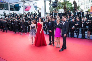 Cannes, Fransa - 25 Mayıs 2019: Lisandro Alonso, Nurhan Şekerci-Porst, Marina Fois, Lukas Dhont ve Un Certain Regard'ın jüri üyesi Nadine Labaki, 72.
