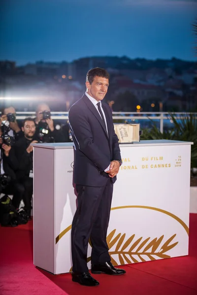 Cannes Francja Maja 2019 Hiszpański Aktor Antonio Banderas Trzyma Swoje — Zdjęcie stockowe