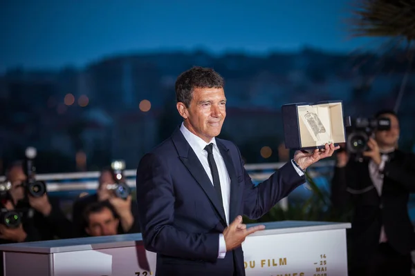 Cannes Francja Maja 2019 Hiszpański Aktor Antonio Banderas Trzyma Swoje — Zdjęcie stockowe