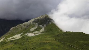 İsviçre Verbier yakınlarında dağın tepesine yakın insansız hava aracı videosu 