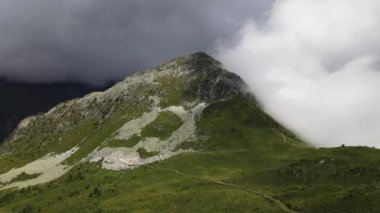 İsviçre Verbier yakınlarında dağın tepesine yakın insansız hava aracı videosu 