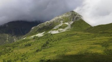İsviçre Verbier yakınlarında dağın tepesine yakın insansız hava aracı videosu 