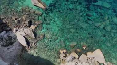 Bonifacio 'nun uçurumlarının, denizin ve deniz tabanının insansız hava aracının manzarası.