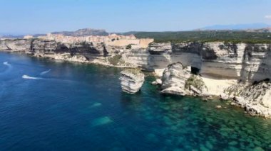 Bonifacio 'nun uçurumlarının, denizin ve deniz tabanının insansız hava aracının manzarası.