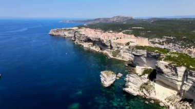 Bonifacioiew 'in İHA' sından ve uçurumlarından Bonifacioiew 'in kalesinin ve Bonifacioiew' in uçurumlarından Bonifacio 'nun insansız hava aracı ve uçurumlarından görüntü.