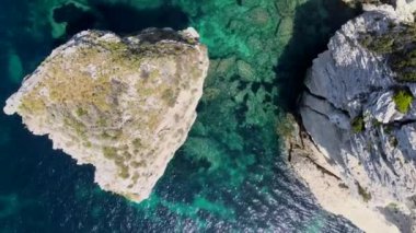 Bonifacio 'nun uçurumlarının, denizin ve deniz tabanının insansız hava aracının manzarası.