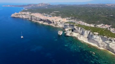 Bonifacio 'nun uçurumlarının, denizin ve deniz tabanının insansız hava aracının manzarası.