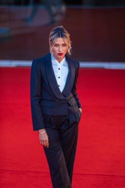 Venedik, İtalya - Eylül, 120 - İtalyan aktris Anna Foglietta, 77 Venedik Film Festivali arifesinde, festivalin sarayının dışındaki kırmızı halıda fotoğraf çekimi sırasında poz verdi.