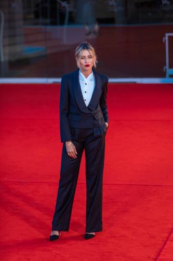 Venedik, İtalya - Eylül, 120 - İtalyan aktris Anna Foglietta, 77 Venedik Film Festivali arifesinde, festivalin sarayının dışındaki kırmızı halıda fotoğraf çekimi sırasında poz verdi.