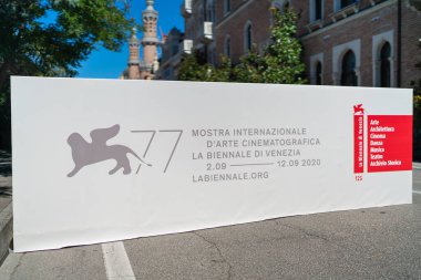 Venedik, İtalya - Eylül, 120 - İtalyan aktris Anna Foglietta, 77 Venedik Film Festivali arifesinde, festivalin sarayının dışındaki kırmızı halıda fotoğraf çekimi sırasında poz verdi.