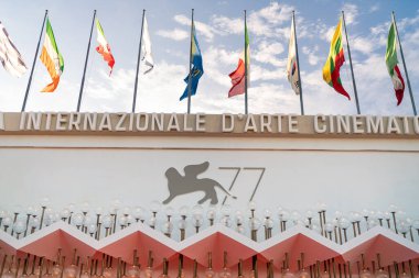 Venedik, İtalya - Eylül, 120 - İtalyan aktris Anna Foglietta, 77 Venedik Film Festivali arifesinde, festivalin sarayının dışındaki kırmızı halıda fotoğraf çekimi sırasında poz verdi.