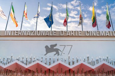 Venedik, İtalya - Eylül, 120 - İtalyan aktris Anna Foglietta, 77 Venedik Film Festivali arifesinde, festivalin sarayının dışındaki kırmızı halıda fotoğraf çekimi sırasında poz verdi.