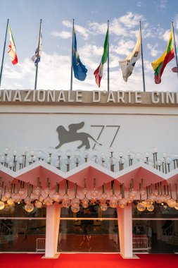 Venedik, İtalya - Eylül, 120 - İtalyan aktris Anna Foglietta, 77 Venedik Film Festivali arifesinde, festivalin sarayının dışındaki kırmızı halıda fotoğraf çekimi sırasında poz verdi.