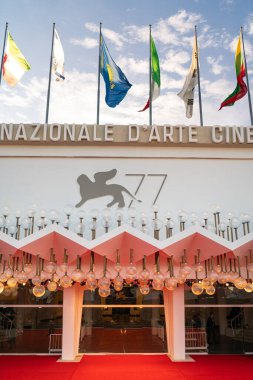 Venedik, İtalya - Eylül, 120 - İtalyan aktris Anna Foglietta, 77 Venedik Film Festivali arifesinde, festivalin sarayının dışındaki kırmızı halıda fotoğraf çekimi sırasında poz verdi.