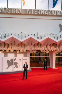 Venedik, İtalya - Eylül, 120 - İtalyan aktris Anna Foglietta, 77 Venedik Film Festivali arifesinde, festivalin sarayının dışındaki kırmızı halıda fotoğraf çekimi sırasında poz verdi.