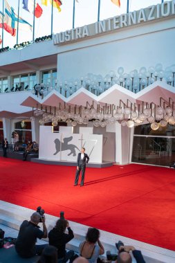 Venedik, İtalya - Eylül, 120 - İtalyan aktris Anna Foglietta, 77 Venedik Film Festivali arifesinde, festivalin sarayının dışındaki kırmızı halıda fotoğraf çekimi sırasında poz verdi.