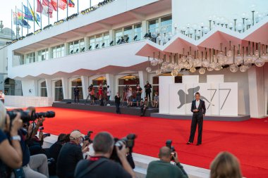 Venedik, İtalya - Eylül, 120 - İtalyan aktris Anna Foglietta, 77 Venedik Film Festivali arifesinde, festivalin sarayının dışındaki kırmızı halıda fotoğraf çekimi sırasında poz verdi.