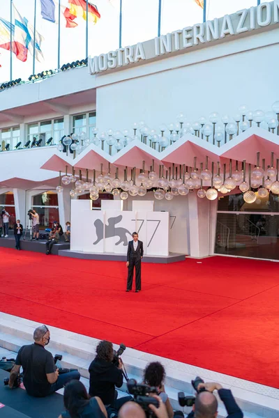 Venedik, İtalya - Eylül, 120 - İtalyan aktris Anna Foglietta, 77 Venedik Film Festivali arifesinde, festivalin sarayının dışındaki kırmızı halıda fotoğraf çekimi sırasında poz verdi.