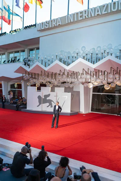 Venedik, İtalya - Eylül, 120 - İtalyan aktris Anna Foglietta, 77 Venedik Film Festivali arifesinde, festivalin sarayının dışındaki kırmızı halıda fotoğraf çekimi sırasında poz verdi.