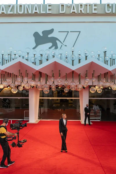 Venedik, İtalya - Eylül, 120 - İtalyan aktris Anna Foglietta, 77 Venedik Film Festivali arifesinde, festivalin sarayının dışındaki kırmızı halıda fotoğraf çekimi sırasında poz verdi.